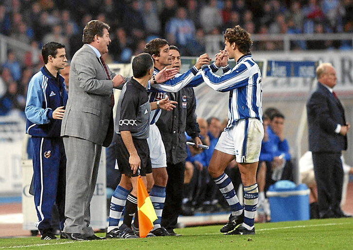 De Paula sustituye a Iñigo Idiakez ante la mirada de Toshack.