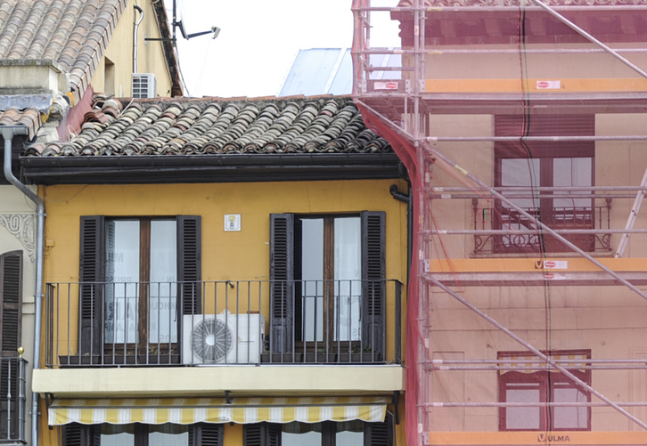 Instalación de aire acondicionado en el balcón de una vivienda en Iruñea.