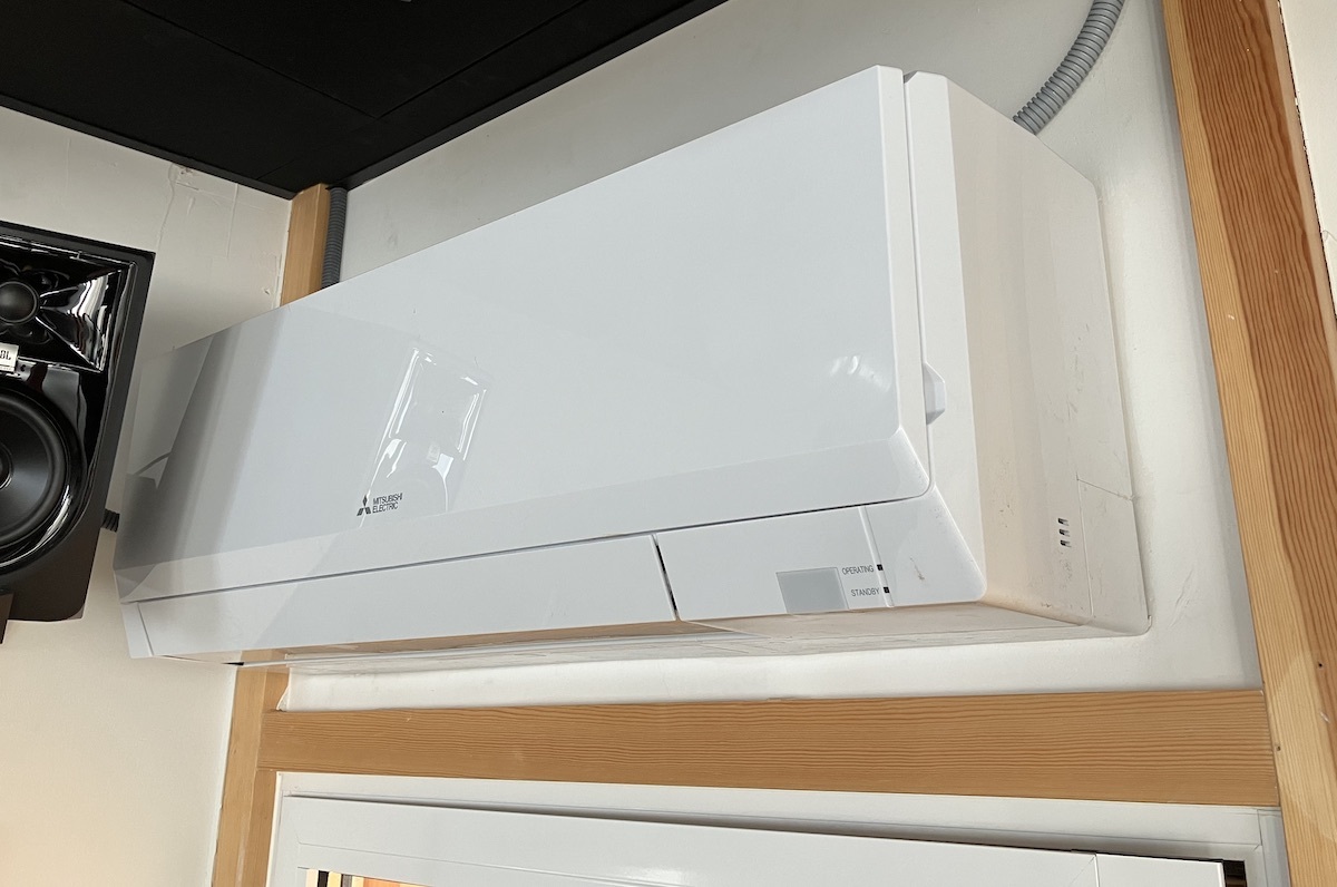 Unidad interior o split que extrae el aire caliente y distribuye el flujo del aire refrigerado.