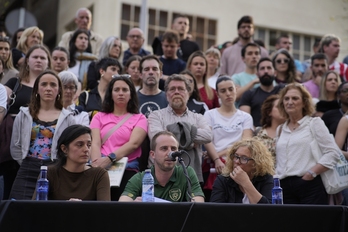 Iker Arana ha comparecido arropado por un grupo de vecinas y vecinos.