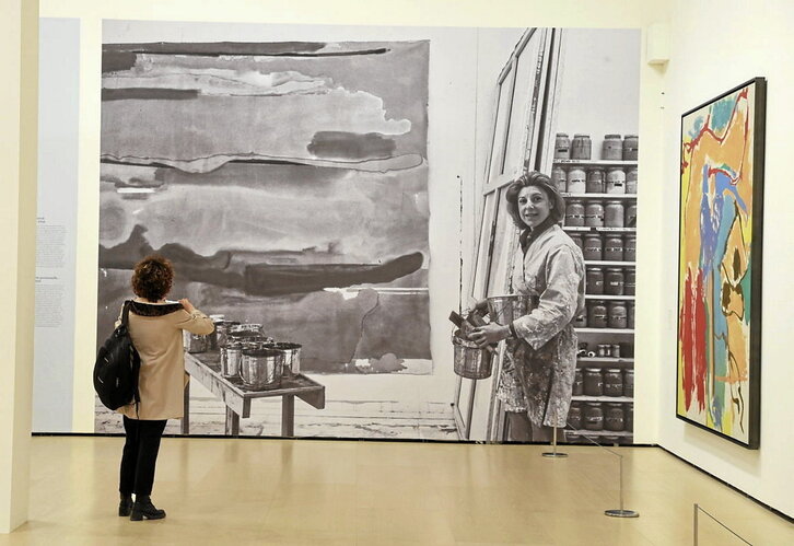 La artista en su estudio y su obra, en Bilbo.