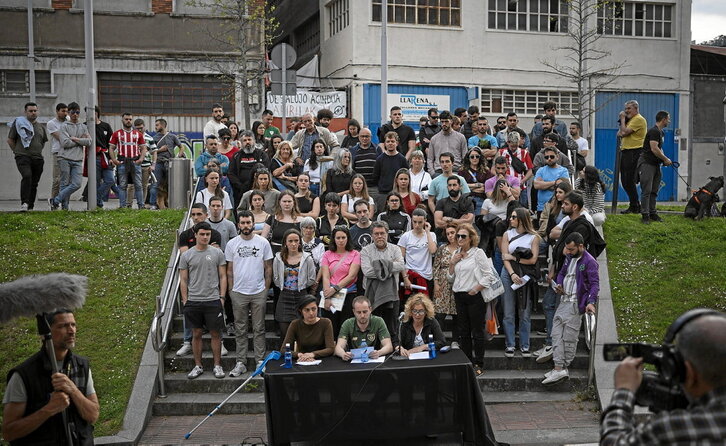 Iker Arana compareció arropado por un grupo de vecinas y vecinos.