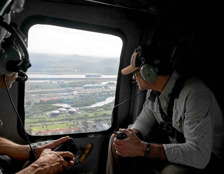 Pete Hegseth (d) observa el canal de Panamá desde el aire.