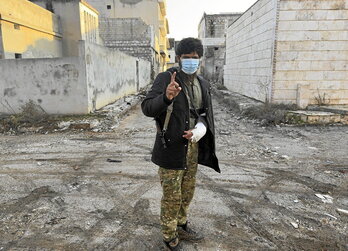 Aurreko orrialdean,  Abu Hamza jihadista. Gainekoan, emakumeak nikab-a jantzita, Idliben.