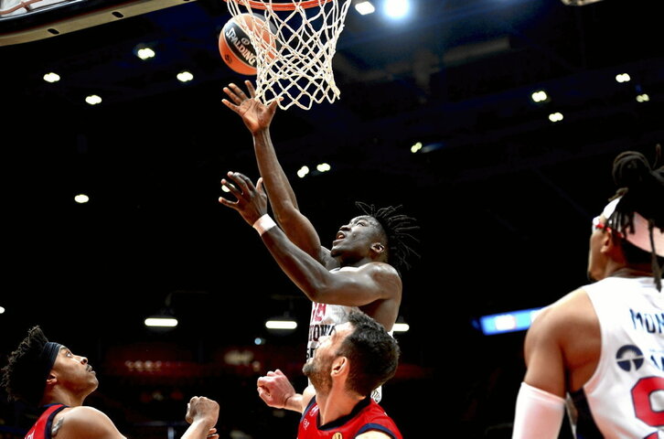 Pese a estar lastrado por las faltas, Khalifa Diop fue de lo poco presentable de Saski Baskonia en Milán.