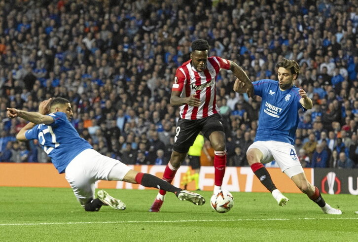 Iñaki Williams intenta llegar al área en la acción que acabó con la expulsión de Propper.
