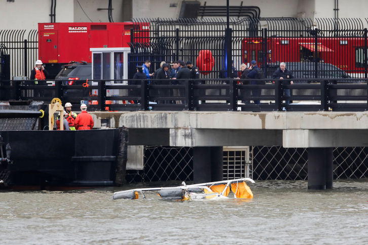 Restos del helicóptero estrellado en el río Hudson, en Manhattan.