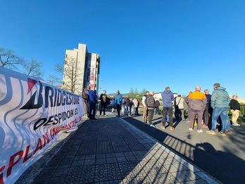 Imagen del pasado martes, con los trabajadores concentrados a las puertas de la fábrica.