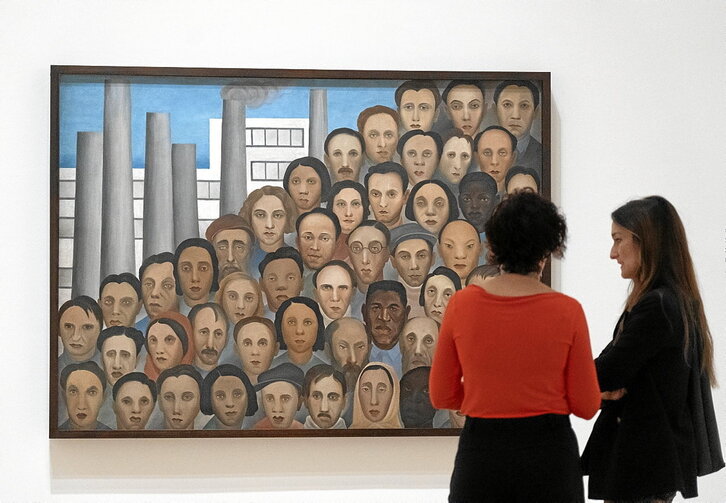 Dos visitantes observan la obra «Obreros» (Operários), óleo sobre lienzo (150 x 205 cm), pintado en 1933 por la brasileña Tarsila do Amaral que se puede ver en el Museo Guggenheim de Bilbo.