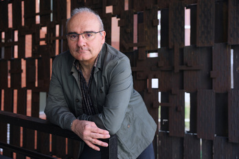 El profesor Ricardo Bustillo, en la Facultad de Económicas de la UPV-EHU.