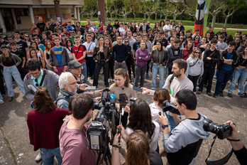 Jasaten ari diren kriminalizazioa salatzeko agerraldia egin du Ernaik Berriozarko Eguzki plazan. 