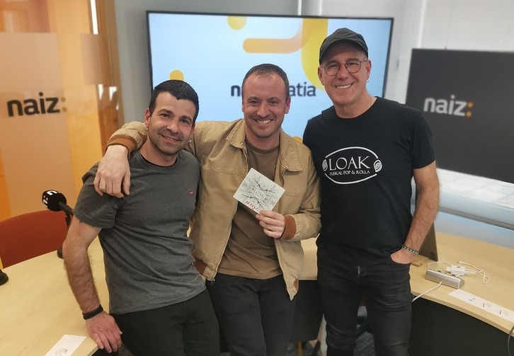 Loak taldeko kideak NAIZ Irratiko estudiotik pasa ziren ‘Bi ertz’ diskoa aurkeztera.