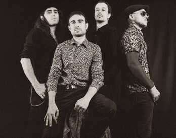 John Dealer & The Coconuts legazpiarrek rock klasikoko doinuak jorratu dituzte beren hirugarren diskoan ere.