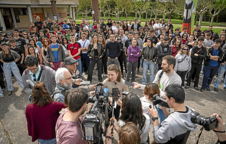 Amaiur Egurrola Ernaiko eleduna, kazetariekin hitz egiten, atzo, Berriozarren.