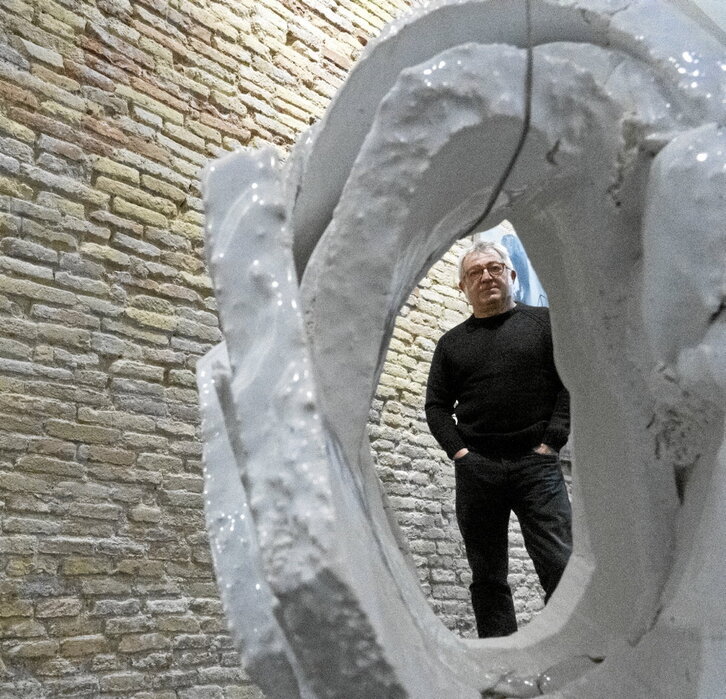 Txiki Agirre «Keixeta», Iruñean ireki duen erakusketan.