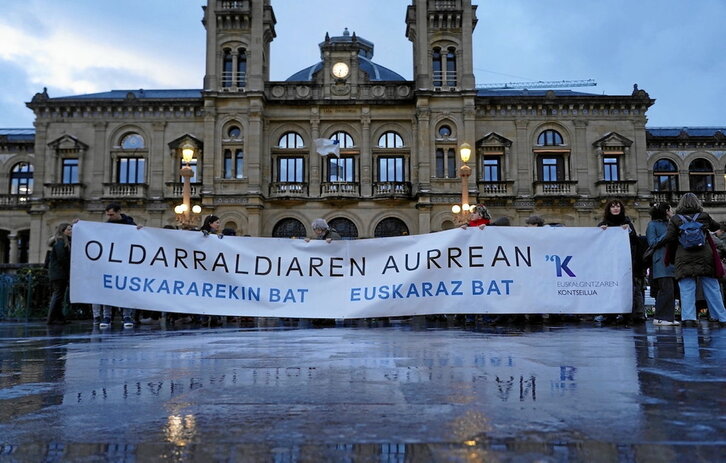 Kontseiluak Donostiako Udalaren aurrean oldarraldi judizialaren aurka egindako mobilizazioa.