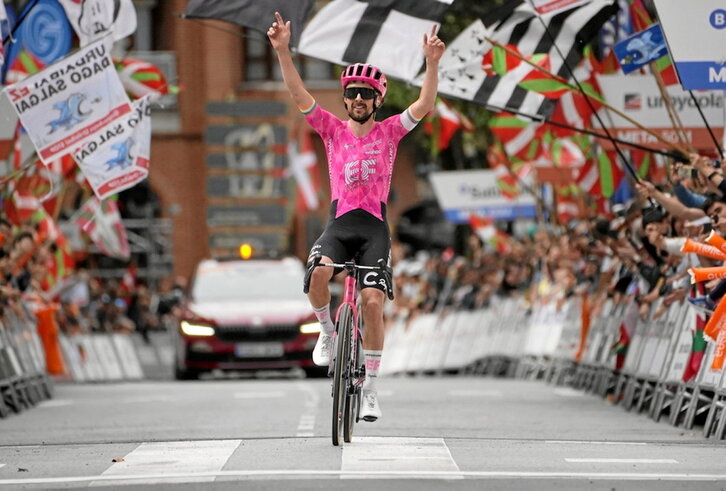 Ben Healyk Gernikarako bidean sekulako erakustaldia eman eta berak eraman zuen Pello Bilbaok marrazturiko etapa.