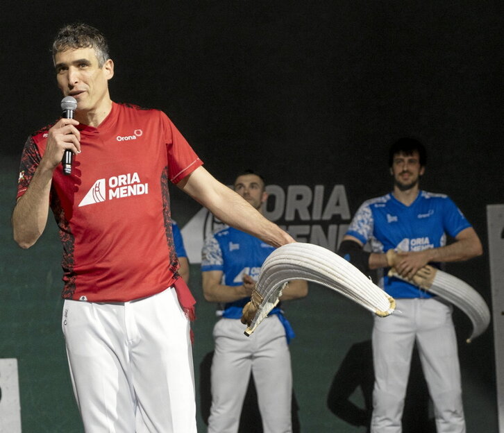 Se llenó el Labrit, donde Urriza entró en el pasillo formado por sus compañeros para posteriormente agradecer el homenaje recibido y disputar su último encuentro en el frontón iruindarra.