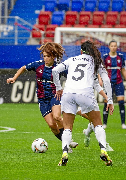 Pizarro se lleva el balón ante Antonia Silva.