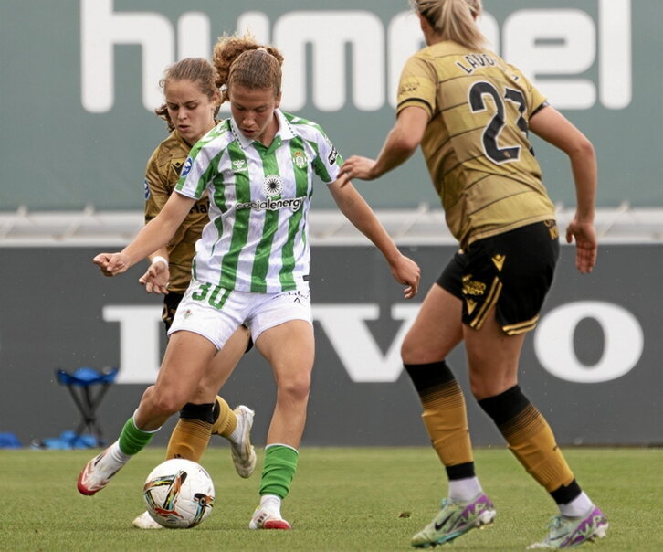 Blanca, con el balón, anotó el primer gol bético.