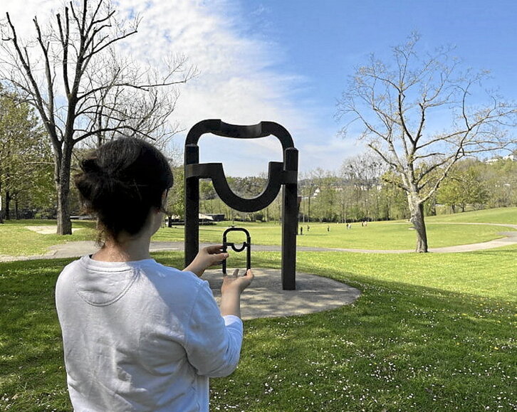 Una de las réplicas de las obras de Eduardo Chillida.