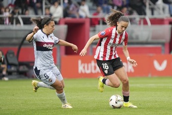Maite Zubieta se lleva el balón ante Paula Fernández.