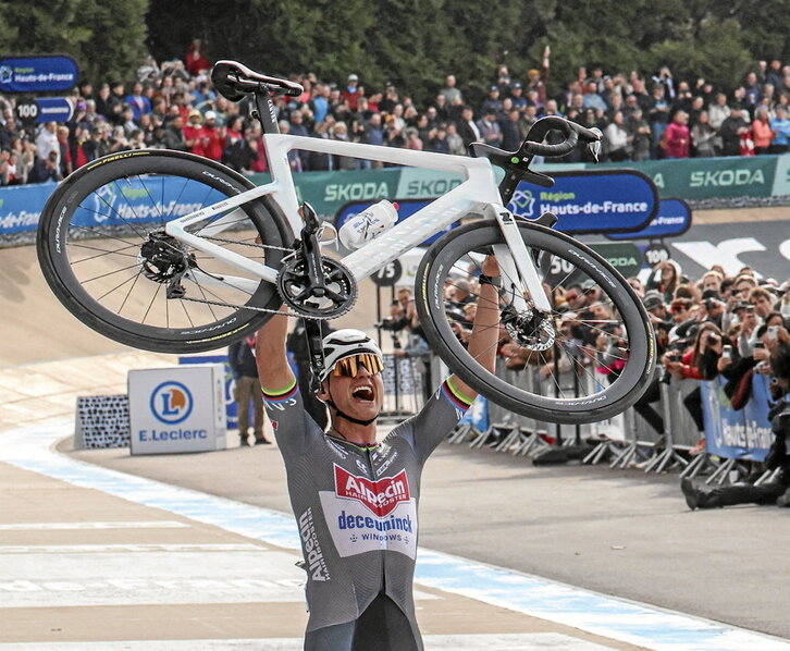 Van der Poel, en una imagen ya clásica, en el velódromo de Roubaix.