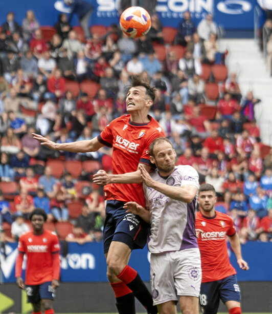 Budimir cabecea un balón por alto ante la oposición de Blind.
