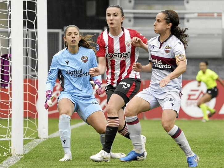 Azkona intenta recibir el balón en el área entre Tarazona y Alharilla.