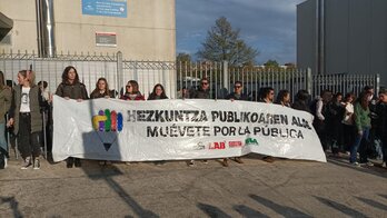 Una de las concentraciones que se han realizado en centros educativos de Iruñerria.