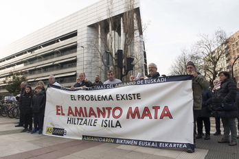 Imagen de archivo de una concentración de Asviamie ante el Palacio de Justicia de Gasteiz.