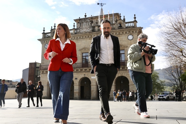 Cristina Laborda, alcaldesa de Irun, junto a Denis Itxaso, consejero de Vivienda de Lakua, este lunes en Irun.