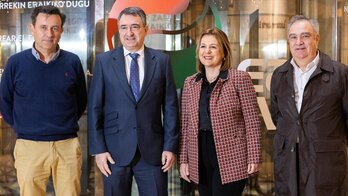 Manu Tejada, Aitor Esteban, Tamara Yagüe y Eduardo Aretxaga posan para las cámaras.