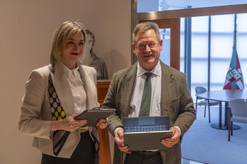 La portavoz, Ubarretxena, y el consejero de Seguridad, Bingez Zupiria, antes de iniciar la rueda de prensa.