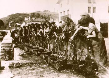 Kontserba-fabriketako langileei buruzko erakuksetaren irudi bat.