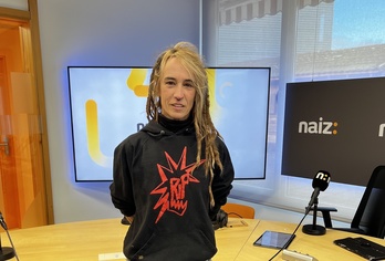 Leire Salamanca, abeslari eta argi teknikaria, NAIZ irratiko estudioetara hurbildu da. 