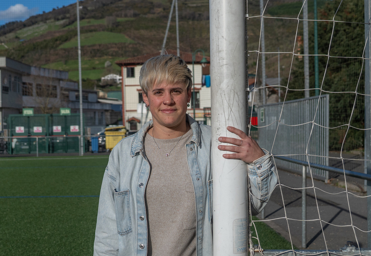 Eguzkiñe Peña futbolari ohia eta orain entrenatzailea, Azpeitiko futbol zelaian.