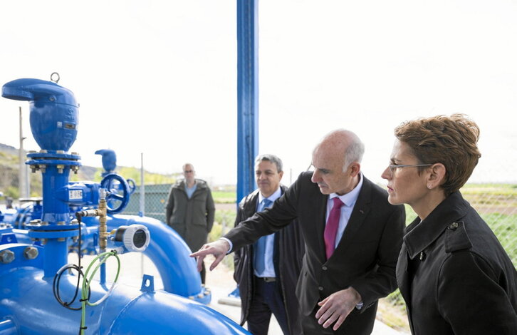 La lehendakari María Chivite atiende explicaciones sobre el Canal en Azagra.