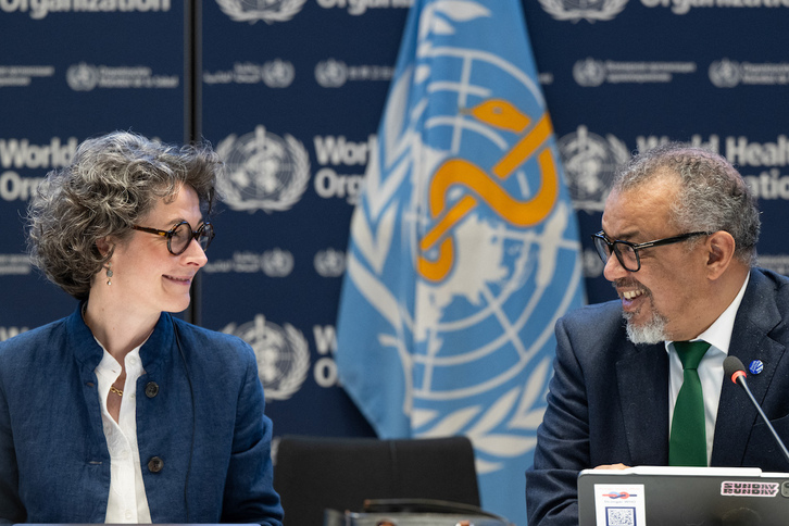 La copresidenta de las negociaciones y embajadora francesa para la Salud Mundial, Anne-Claire Amprou, y el director general de la OMS, Tedros Adhanom Ghebreyesus, tras alcanzarse el acuerdo en Ginebra.