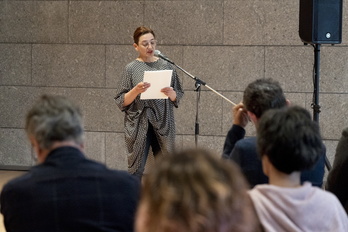 Itziar Okariz, Artium museoan, artxiboko argazki batean.