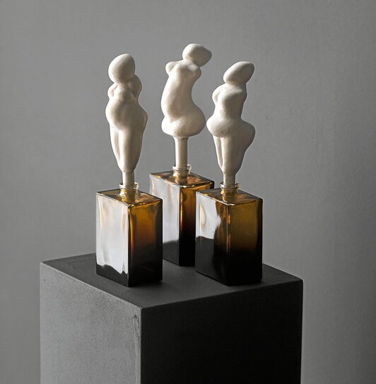 Una de las obras de Mabi Revuelta, que representa a tres Venus y se expone en Arkeologi Museoa de Bilbo.