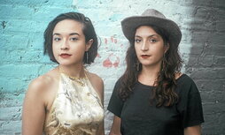 Macie Stewart, izquierda, junto a Sima Cunningham, de OHMME, posan antes de un concierto en 2018 en Birmingham, Alabama.