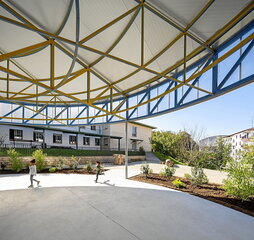 Irudietan, Berako Labiaga Ikastolaren aurreko teilatu ikusgarria, egunez eta gauez.