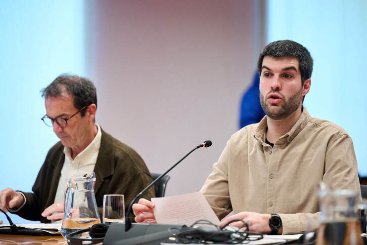 Carlos Guzmás, portavoz de Contigo-Zurekin, interviene en la defensa de la propuesta de su grupo.