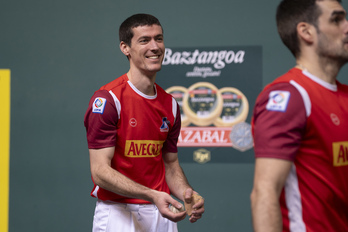 Beñat Rezusta, irribarretsu, Binakako finalerako egindkao material aukeraketan.