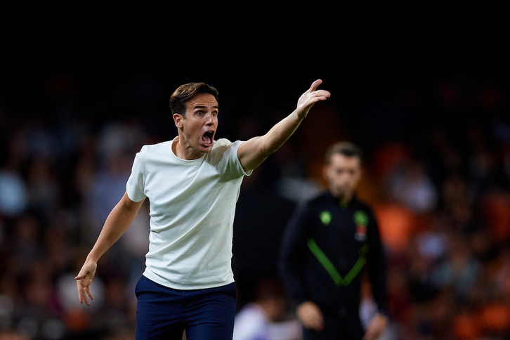 Un expresivo Iñigo Pérez da órdenes a sus jugadores.