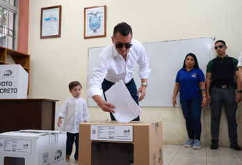 El presidente ecuatoriano, Daniel Noboa, en el momento en que depositó su voto en la primera vuelta de las elecciones presidenciales el pasado 9 de febrero.