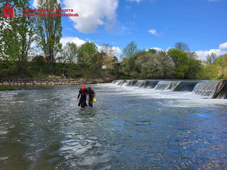 Imagen del rescate en el río Arga. 