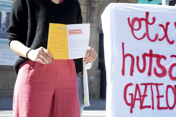 Movilización juvenil por la vivienda, ante el Parlamento navarro.