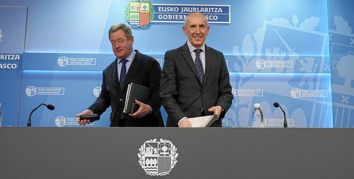 Protesta en Irun contra el trato que da la Ertzaintza con las personas migrantes. A su lado, mensaje a través del que Alvise difundió el documento en su canal de Telegram.